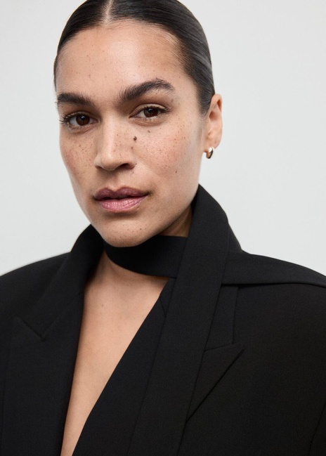 Женский черный пиджак Mango артикул 27051320 99 2 season Фото ракурс 7 - Женский черный пиджак Mango артикул 27051320 99 2 season