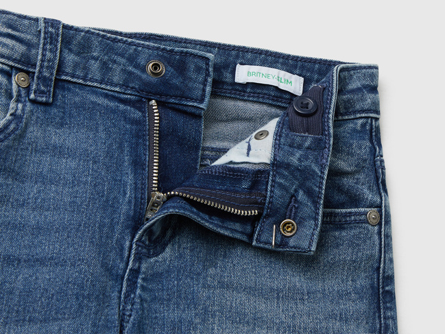 Синие джинсы для девочек Benetton артикул 4PORCE048.G 901 25A Фото ракурс 3 - Синие джинсы для девочек Benetton артикул 4PORCE048.G 901 25A