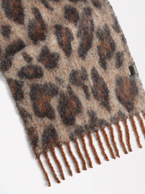 Фото ракурс 3 - Жіночий коричневий шарф Parfois артикул 229468 _BM FW2024