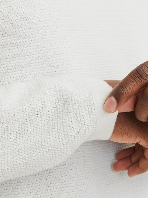 Мужской белый джемпер Jack & Jones артикул 12268279 CLOUD DANCER FW2025 Фото ракурс 4 - Мужской белый джемпер Jack & Jones артикул 12268279 CLOUD DANCER FW2025