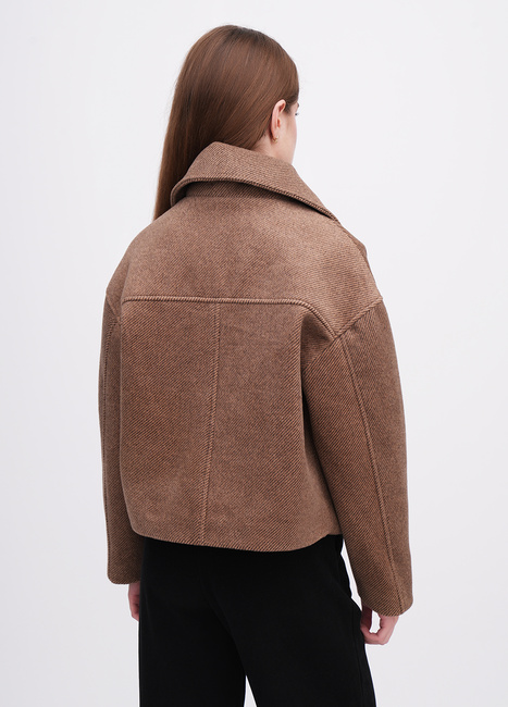 Фото ракурс 2 - Женское коричневое пальто EQUILIBRI артикул BW173001 000 Mocco FW2025