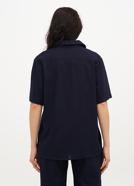 Жіноча синя сорочка EQUILIBRI артикул W491 050 100 NAVY BLUE SS2025 Фото ракурс 2 - Жіноча синя сорочка EQUILIBRI артикул W491 050 100 NAVY BLUE SS2025