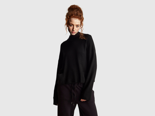 Фото ракурс 1 - Женский черный свитер Benetton артикул 126WD10E4 700 25A