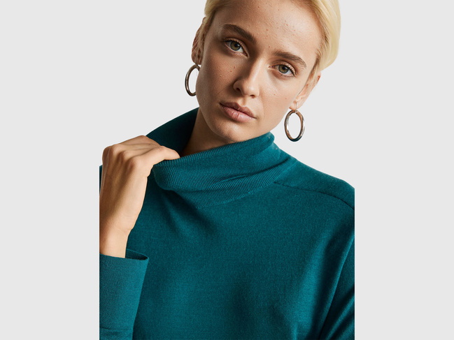 Фото ракурс 3 - Женская зеленая водолазка Benetton артикул 11AHD203Y 0C5 25A