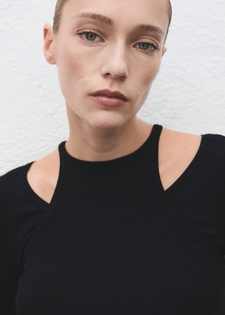 Женский черный лонгслив Mango артикул 17047910 99 1 season Фото ракурс 4 - Женский черный лонгслив Mango артикул 17047910 99 1 season