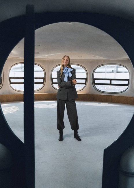 Фото ракурс 1 - Жіночі сірі брюки Mango артикул 17097802 92 1 season