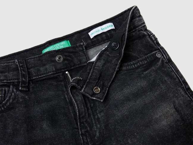 Фото ракурс 3 - Черные джинсы для мальчиков Benetton артикул 45ONCE046.G 800 25A