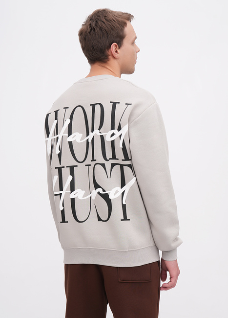 Мужской серый свитшот EQUILIBRI артикул M231 001 000 Grey FW2025 Фото ракурс 2 - Мужской серый свитшот EQUILIBRI артикул M231 001 000 Grey FW2025