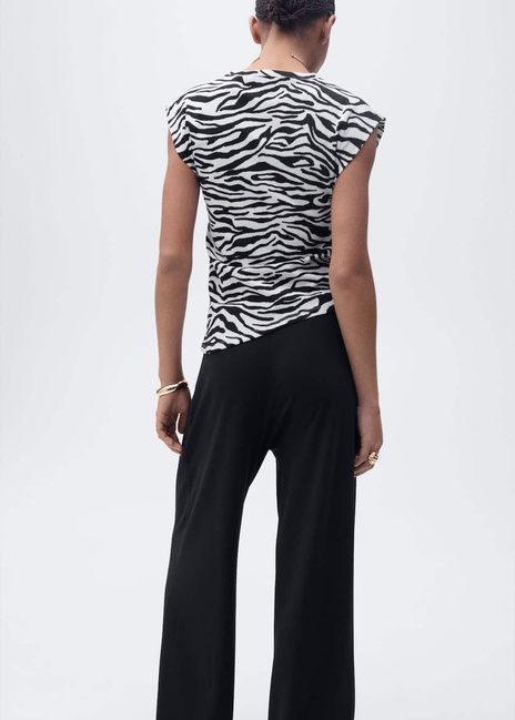 Жіноча чорна футболка Mango артикул 87985764 99 8 season Фото ракурс 2 - Жіноча чорна футболка Mango артикул 87985764 99 8 season