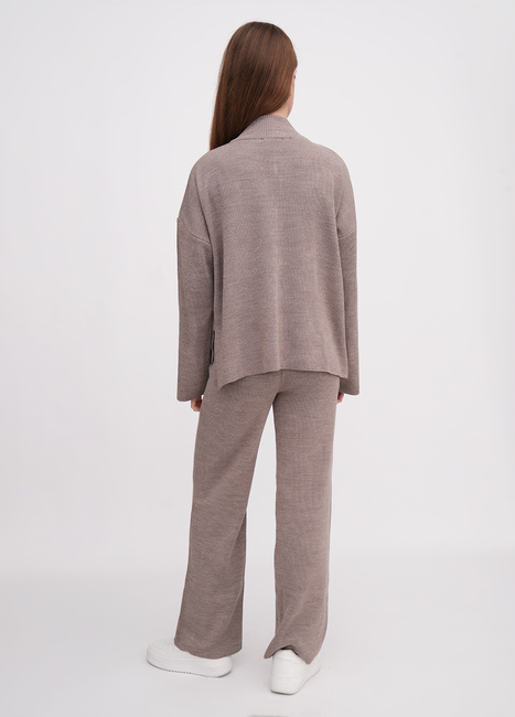 Фото ракурс 4 - Жіночий коричневий светр EQUILIBRI артикул W391 051 100 Mocco FW2025