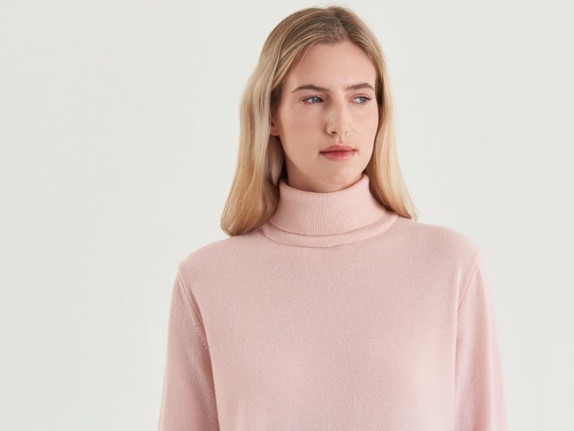 Фото ракурс 4 - Женская розовая водолазка Benetton артикул 1002D2348 04U 25A