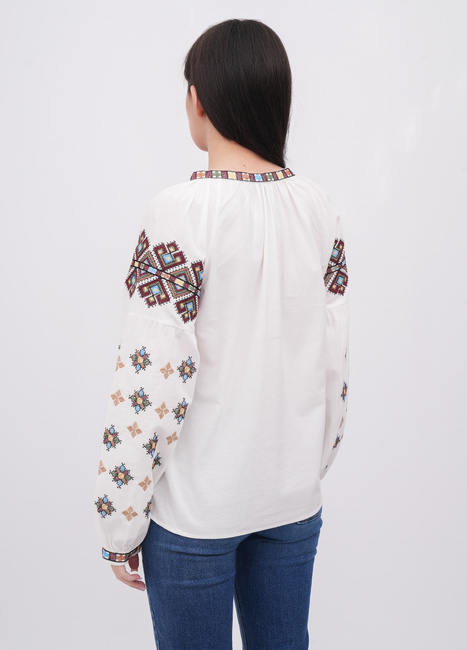 Жіноча біла блузка EQUILIBRI артикул W421 013 004 White FW2025 Фото ракурс 2 - Жіноча біла блузка EQUILIBRI артикул W421 013 004 White FW2025