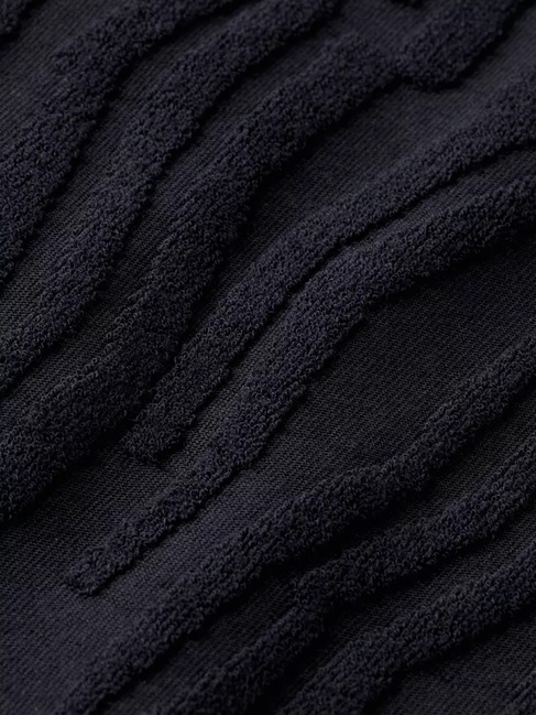 Мужская черная футболка поло SCOTCH & SODA артикул 180100 001 SS2025 Фото ракурс 3 - Мужская черная футболка поло SCOTCH & SODA артикул 180100 001 SS2025