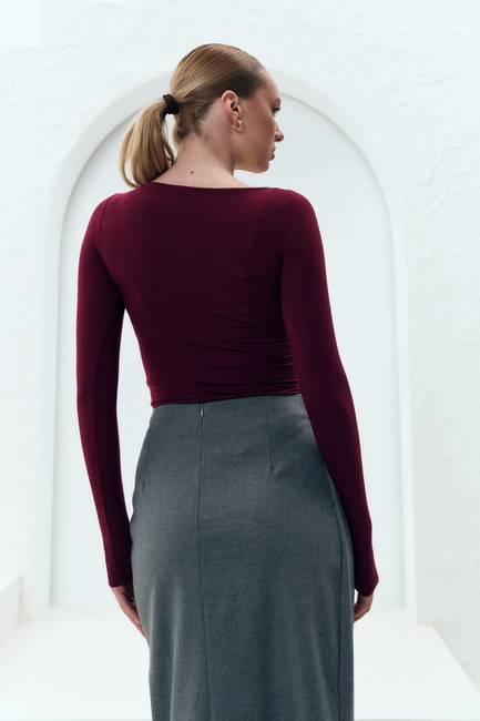 Фото ракурс 2 - Жіночий бордовий лонгслів EQUILIBRI артикул BW215001 000 bordo FW2025