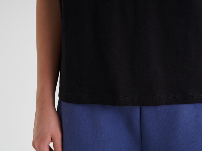 Женская черная футболка Benetton артикул 3BVXD102P 100 25A Фото ракурс 5 - Женская черная футболка Benetton артикул 3BVXD102P 100 25A