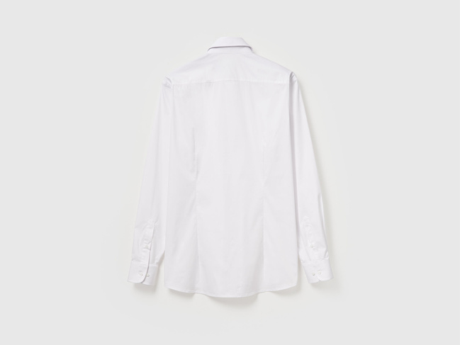 Мужская белая рубашка Benetton артикул 551MUQ049 101 25A Фото ракурс 2 - Мужская белая рубашка Benetton артикул 551MUQ049 101 25A