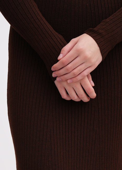 Женское коричневое платье EQUILIBRI артикул W352 033 000 Brown FW2025 Фото ракурс 4 - Женское коричневое платье EQUILIBRI артикул W352 033 000 Brown FW2025