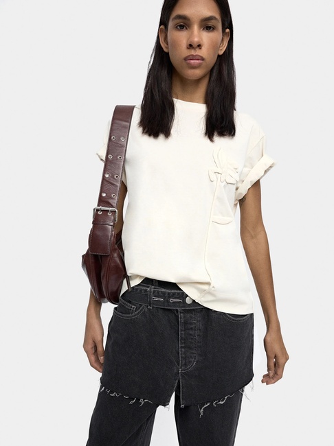 Женская молочная блузка Parfois артикул 238437 _EC FW2025 Фото ракурс 1 - Женская молочная блузка Parfois артикул 238437 _EC FW2025