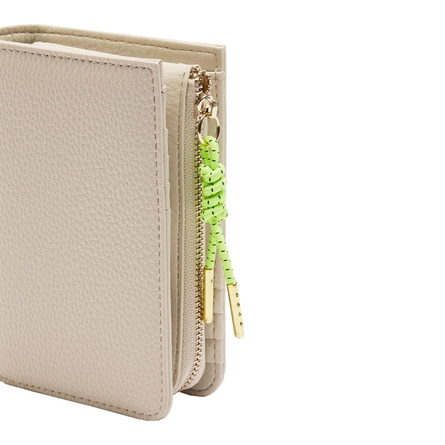 Женский молочный кошелёк Parfois артикул 234309 _EC FW2025 Фото ракурс 3 - Женский молочный кошелёк Parfois артикул 234309 _EC FW2025