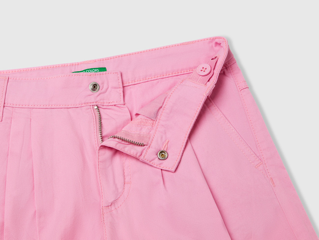 Фото ракурс 3 - Розовые шорты для девочек Benetton артикул 47RGC903Y.G 34Q 25E
