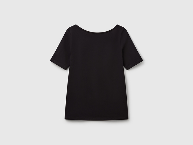 Женская черная футболка Benetton артикул 3FJHD109K 100 25P Фото ракурс 2 - Женская черная футболка Benetton артикул 3FJHD109K 100 25P