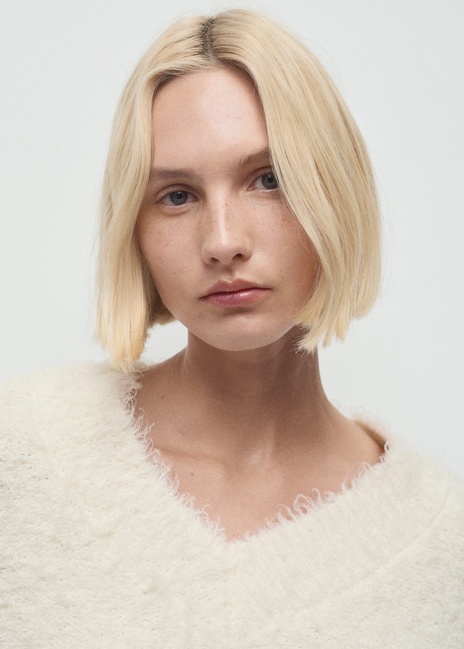 Жіночий молочний джемпер Mango артикул 17007820 05 1 season Фото ракурс 4 - Жіночий молочний джемпер Mango артикул 17007820 05 1 season