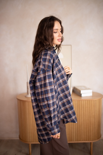 Фото ракурс 4 - Женская синяя рубашка EQUILIBRI артикул W422 023 001 NAVY BLUE SS2025