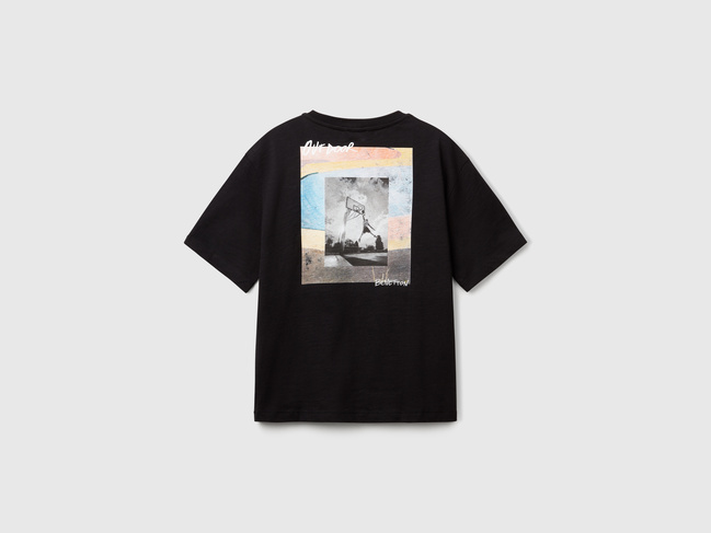 Фото ракурс 2 - Черная футболка для мальчиков Benetton артикул 3SLUC10P8.G 100 25E