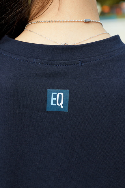 Женская синяя футболка EQUILIBRI артикул NW291003 100 NAVY BLUE SS2025 Фото ракурс 5 - Женская синяя футболка EQUILIBRI артикул NW291003 100 NAVY BLUE SS2025