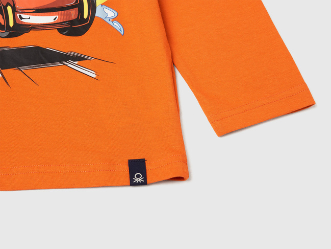 Фото ракурс 3 - Помаранчевий лонгслів для хлопчиків Benetton артикул 35RYG10KE.P 04J 25A