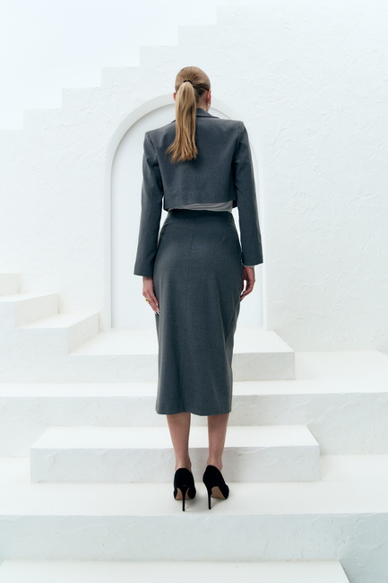 Фото ракурс 2 - Женская серая юбка EQUILIBRI артикул BW491004 200 Grey FW2025