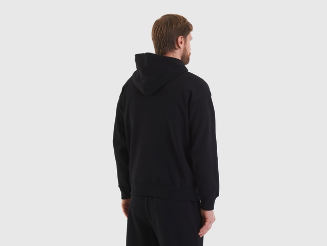 Мужское черное худи Benetton артикул 30LXU201L 100 24A Фото ракурс 2 - Мужское черное худи Benetton артикул 30LXU201L 100 24A