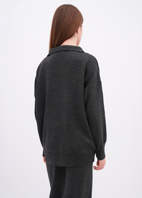 Жіночий сірий светр EQUILIBRI артикул W391 040 100 Dark grey FW2025 Фото ракурс 2 - Жіночий сірий светр EQUILIBRI артикул W391 040 100 Dark grey FW2025