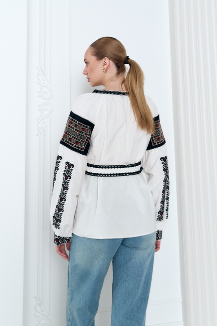 Фото ракурс 2 - Женская молочная блузка EQUILIBRI артикул BW421002 000 MILK SS2025