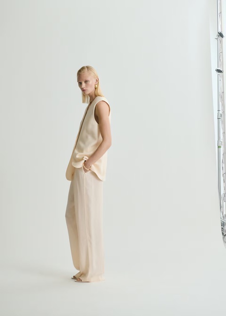 Женские молочные брюки Mango артикул 17021268 10 1 season Фото ракурс 4 - Женские молочные брюки Mango артикул 17021268 10 1 season