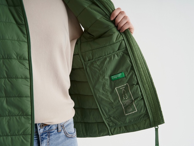 Фото ракурс 4 - Женский зеленый жилет Benetton артикул 2TWDDJ00V 26U 25P