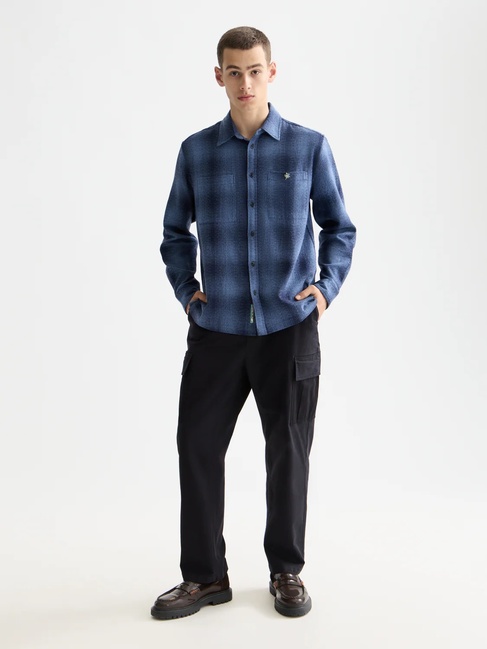 Мужская синяя рубашка SCOTCH & SODA артикул 181257 401 FW2025 Фото ракурс 3 - Мужская синяя рубашка SCOTCH & SODA артикул 181257 401 FW2025