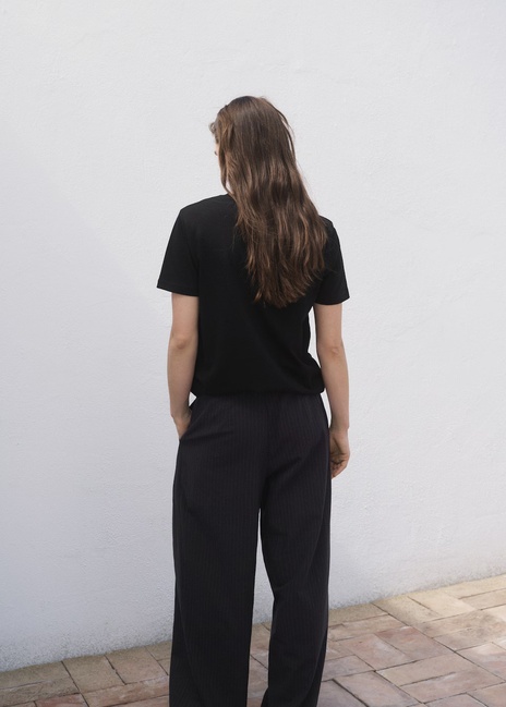 Фото ракурс 2 - Женская черная футболка Mango артикул 17091515 99 1 season