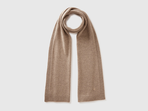 Фото ракурс 1 - Женский коричневый шарф Benetton артикул 122HDU01O 81F 25A