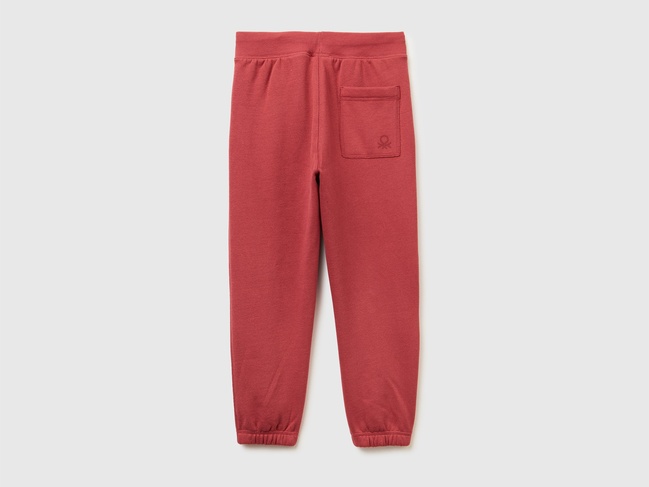 Фото ракурс 2 - Красные штаны для мальчиков Benetton артикул 3EB5CF05L.G 39J 25I