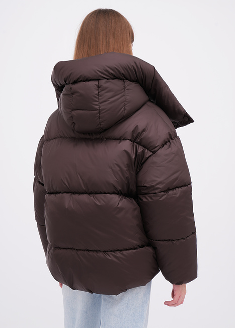 Жіноча коричнева куртка EQUILIBRI артикул W172 012 000 Brown FW2025 Фото ракурс 2 - Жіноча коричнева куртка EQUILIBRI артикул W172 012 000 Brown FW2025