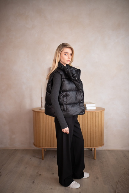Жіночий чорний жилет EQUILIBRI артикул W171 003 000 Black FW2025 Фото ракурс 4 - Жіночий чорний жилет EQUILIBRI артикул W171 003 000 Black FW2025