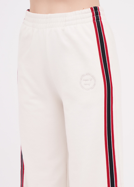 Фото ракурс 3 - Женские молочные штаны EQUILIBRI артикул W291 044 200 MILK FW2025