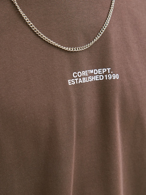 Мужская коричневая футболка Jack & Jones артикул 12283351 Seal brown FW2025 Фото ракурс 4 - Мужская коричневая футболка Jack & Jones артикул 12283351 Seal brown FW2025