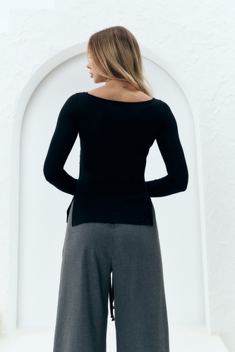 Фото ракурс 2 - Женский черный лонгслив EQUILIBRI артикул BW215001 000 Black FW2025
